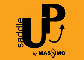 Logo : orangegelber Hintergrund, schwarzer Text. Hochkant saddle. Quer UP mit einem schwungvollen Pfeil nach oben. Darunter by Massimo
